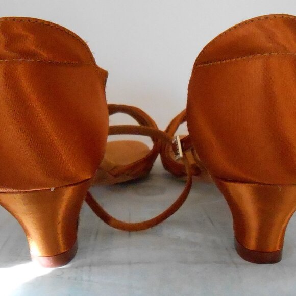 Olora Tan Women's Silk Dancing Shoes Soft Sole 1.8" Heel-Sz 8.5M-Carry Bag-NIB - Picture 7 of 8